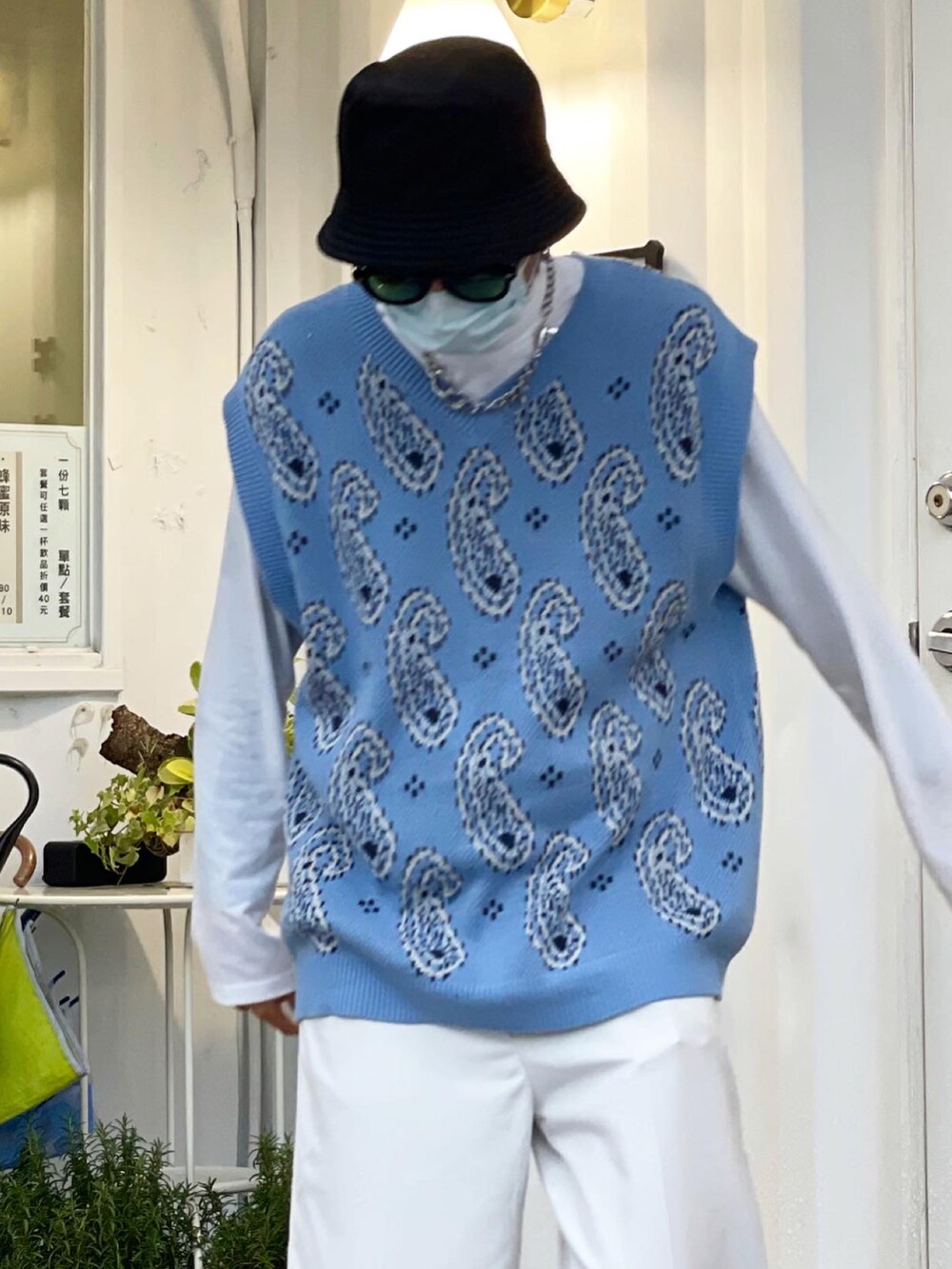 ブルー系のトップス、ブラック系のシューズ、ブラック系のハットを着用したメンズの春コーディネートの2枚目の写真