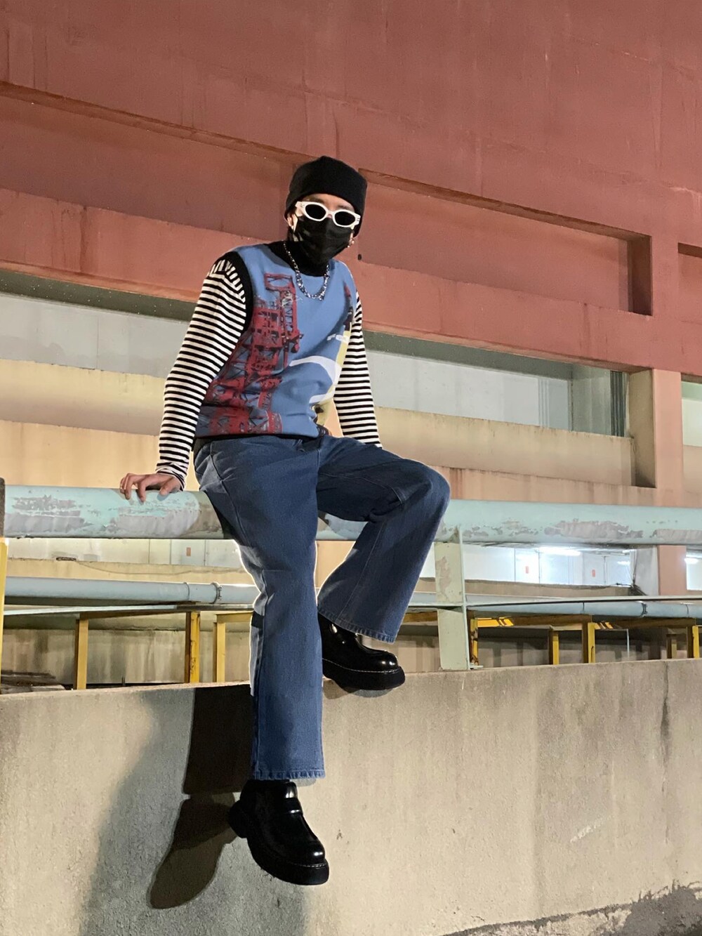 ブルー系のタンクトップ、ブルー系のデニムパンツ、ブラック系のローファーを着用したメンズの冬コーディネートの3枚目の写真