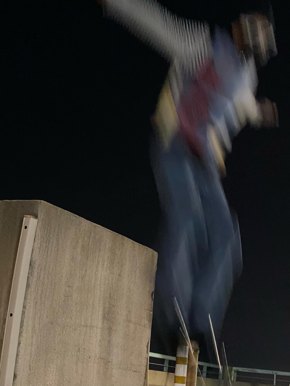 ブルー系のタンクトップ、ブルー系のデニムパンツ、ブラック系のローファーを着用したメンズの冬コーディネートの2枚目の写真