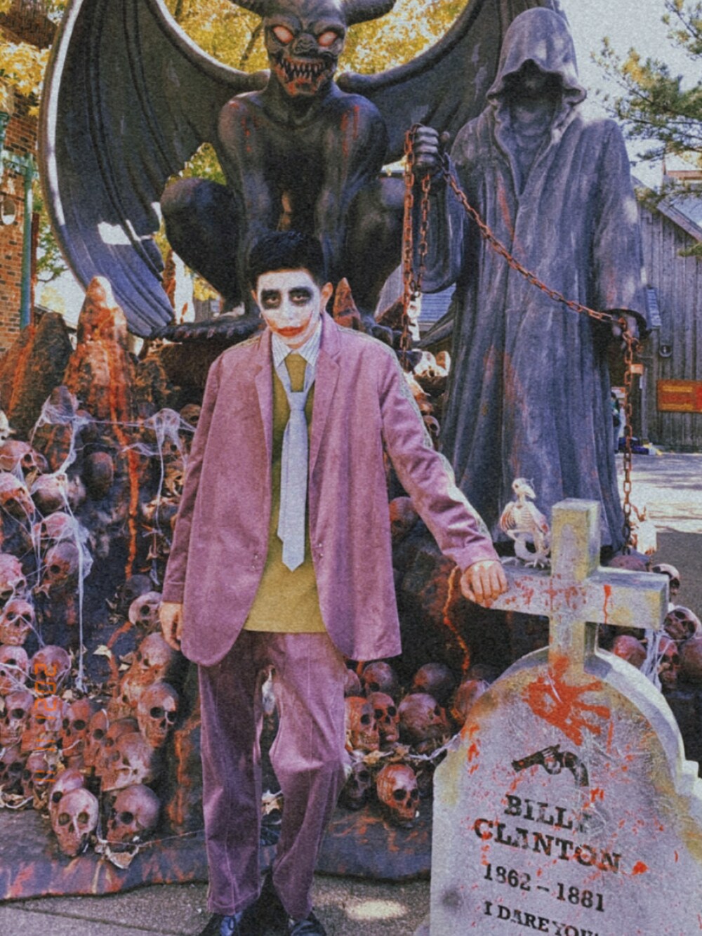 ブルー系のシャツ/ブラウスを着用したメンズの秋コーディネートの2枚目の写真