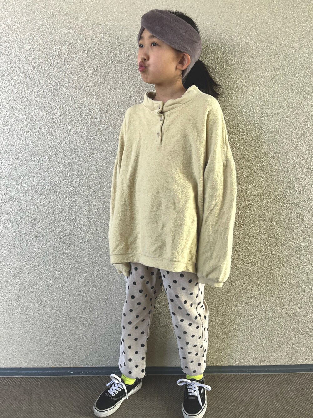 「スニーカー、ドット、淡色コーデ、ヘアバンド、韓国子供服、コート、休日スタイル、ビビットカラー、カラーソックス、ビッグシルエット、ゆるコーデ、オーバーサイズ、カジュアルコーデ、シンプルコーデ、ボア」｜「Three Four Timeのスムースエコファーターバン（ヘアバンド、グレー系）」を使った、kapoさん（キッズ・120cm）の冬コーディネートの2枚目の写真