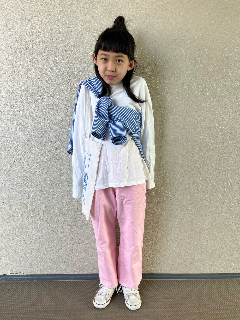 「シャツスタイル、ロンT、韓国子供服、ピンク、ワイドパンツ、春コーデ、カジュアルコーデ、ストライプ、白スニーカー、コンバース、シンプルコーデ、カラーパンツ、トートバッグ、休日スタイル、たすき掛け」｜「monmimiのアイテム（Tシャツ/カットソー、ホワイト系）」を使った、kapoさん（キッズ・120cm）の春コーディネートの2枚目の写真