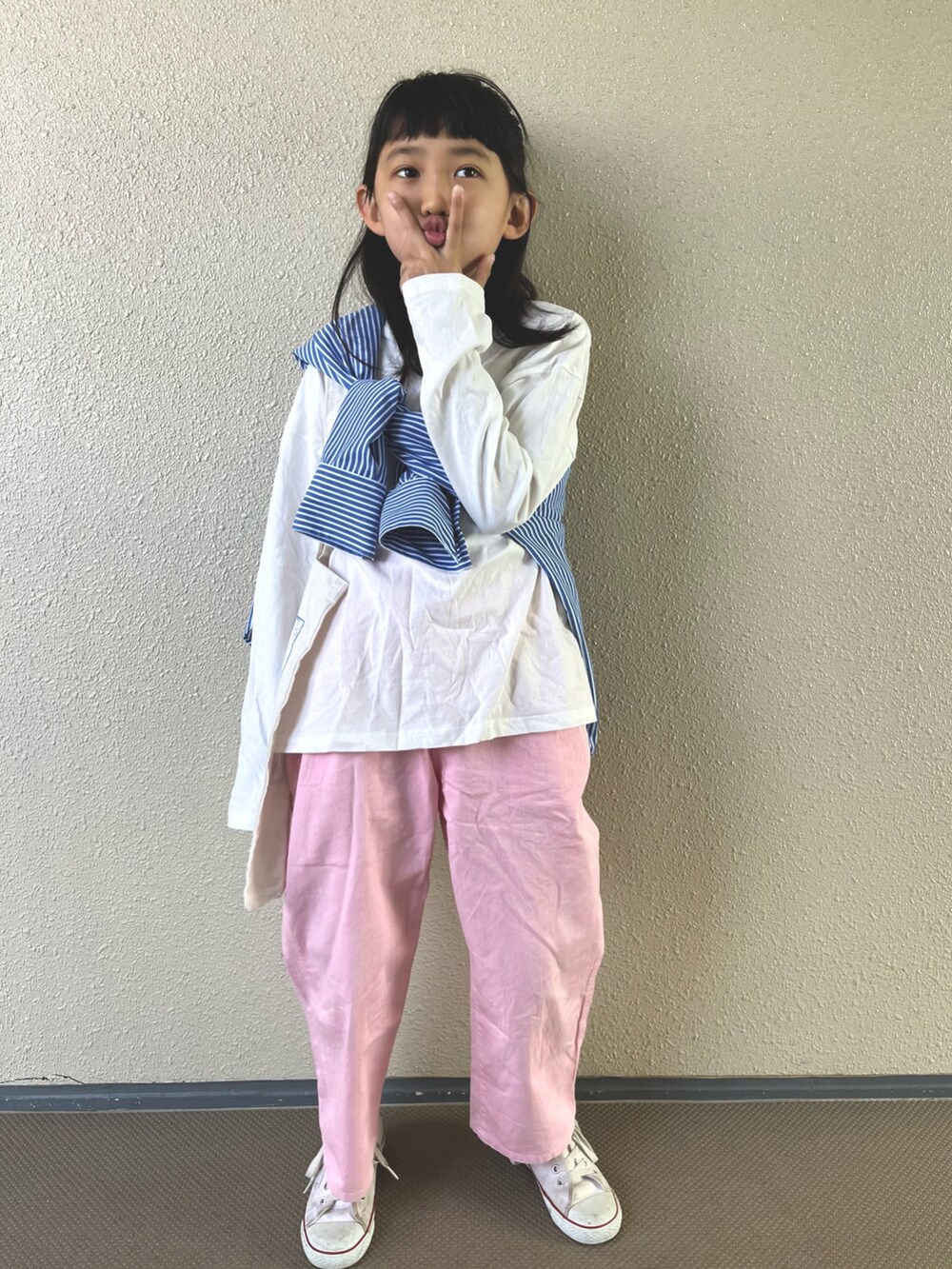 「シャツスタイル、ロンT、韓国子供服、ピンク、ワイドパンツ、春コーデ、カジュアルコーデ、ストライプ、白スニーカー、コンバース、シンプルコーデ、カラーパンツ、トートバッグ、休日スタイル、たすき掛け」｜「monmimiのアイテム（Tシャツ/カットソー、ホワイト系）」を使った、kapoさん（キッズ・120cm）の春コーディネートの3枚目の写真