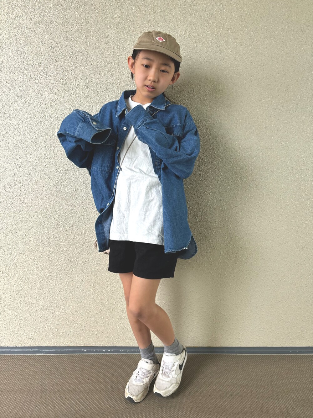 ホワイト系のTシャツ/カットソー、ブルー系のシャツ/ブラウス、ブラック系のその他パンツを着用したキッズの春コーディネートの2枚目の写真