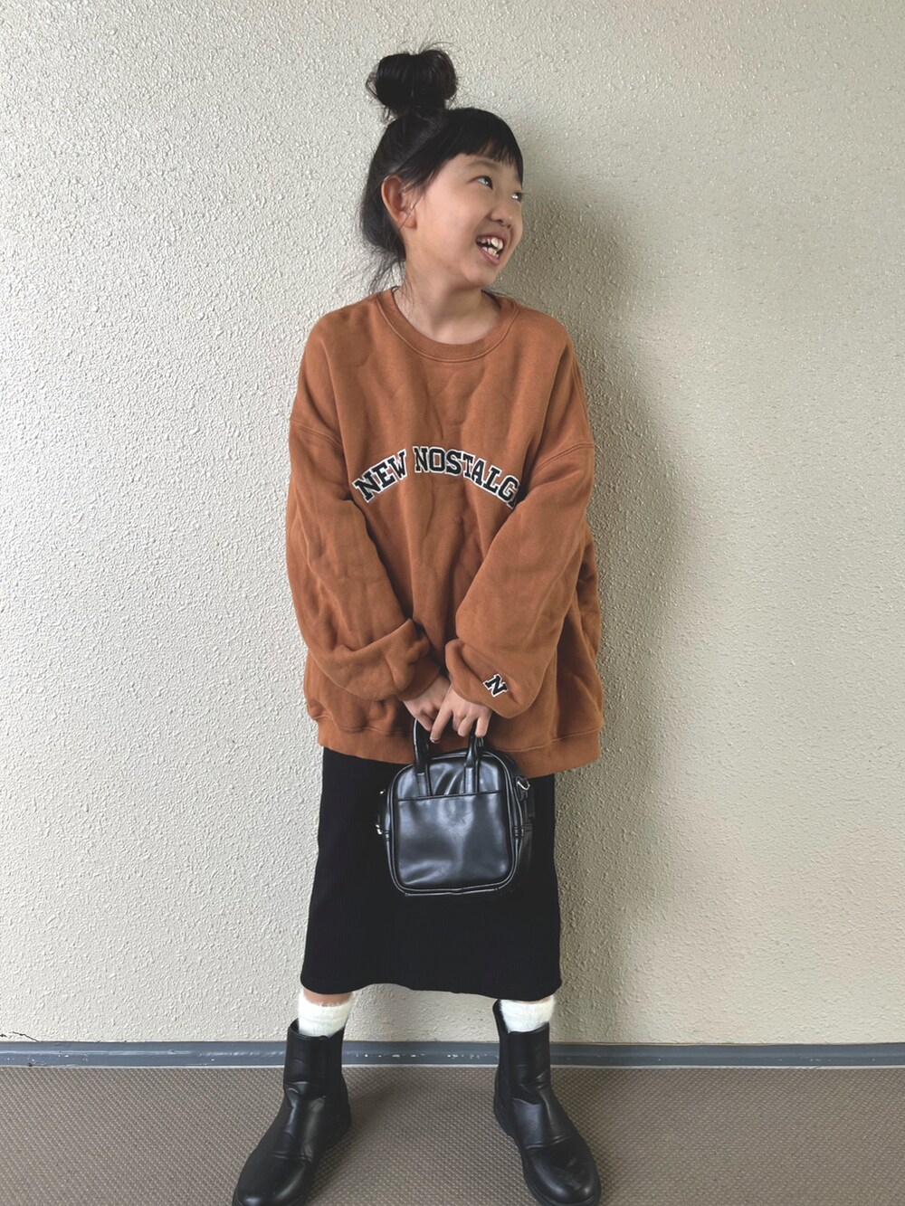 「ファッションを楽しもう、スカート、スウェット、ロゴスウェット、ブラウン、ブーツ、韓国子供服、オーバーサイズ、秋冬コーデ、カジュアルコーデ、冬コーデ、休日スタイル、ビッグシルエット、お出かけコーデ、シンプルコーデ」｜「monmimiのアイテム（スウェット、その他）」を使った、kapoさん（キッズ・120cm）の秋コーディネートの2枚目の写真