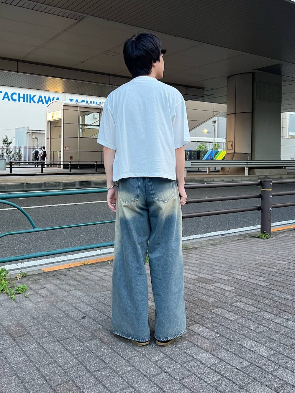 ホワイト系のTシャツ/カットソー、ブラック系のデニムパンツを着用したメンズの夏コーディネートの3枚目の写真