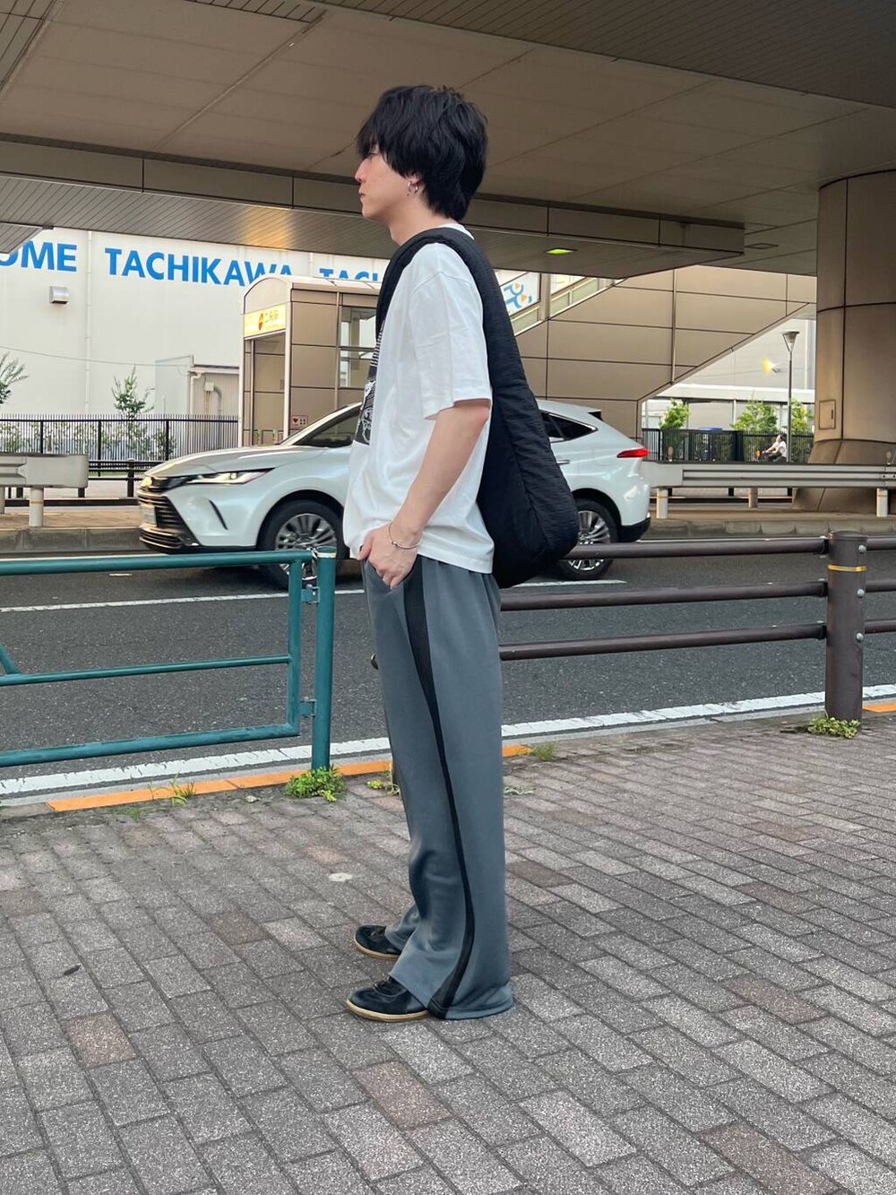 ブラック系のショルダーバッグ、その他のその他パンツ、ホワイト系のTシャツ/カットソーを着用したメンズの夏コーディネートの4枚目の写真