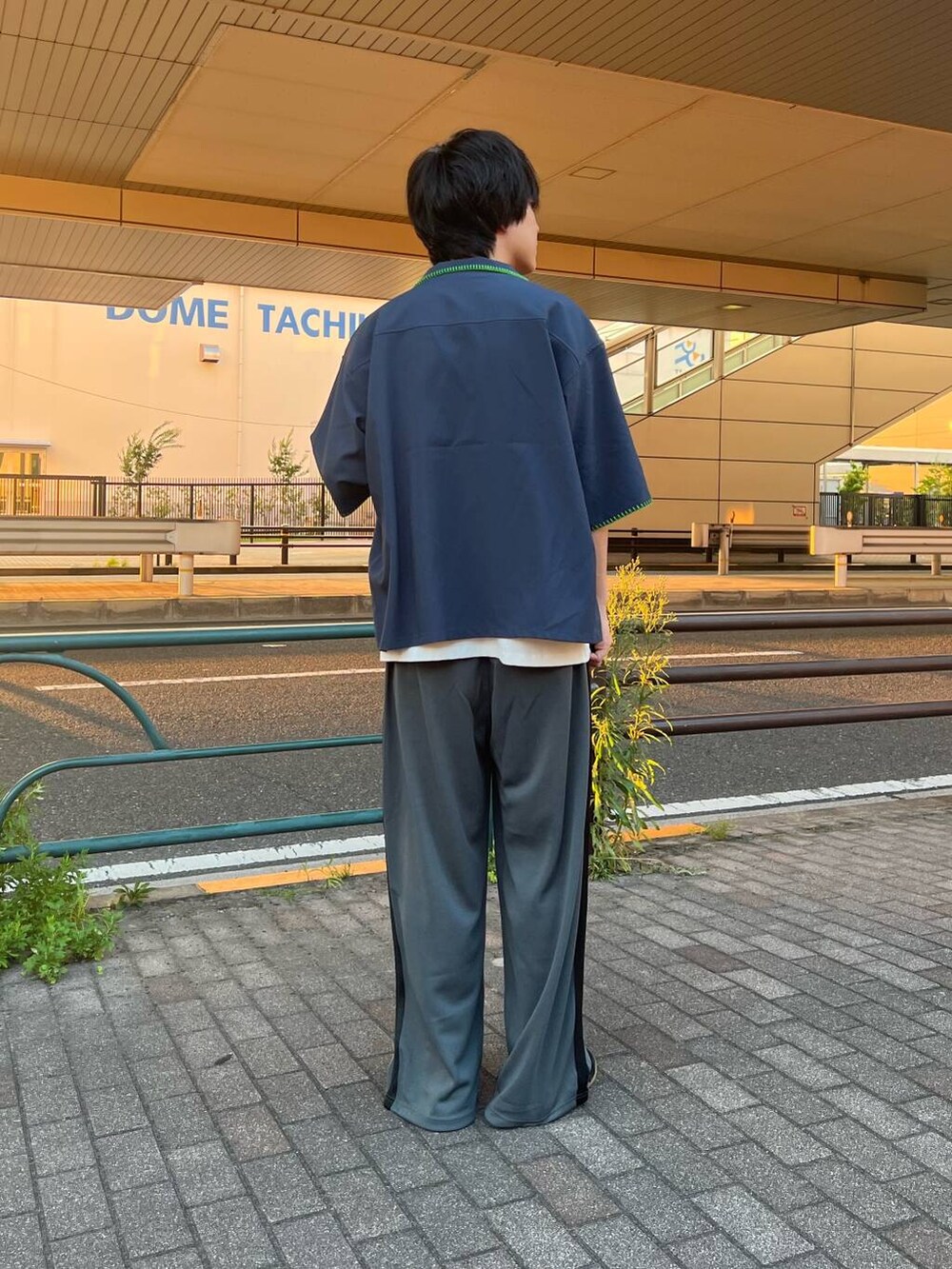その他のその他パンツ、ホワイト系のTシャツ/カットソー、ブルー系のシャツ/ブラウスを着用したメンズの夏コーディネートの3枚目の写真