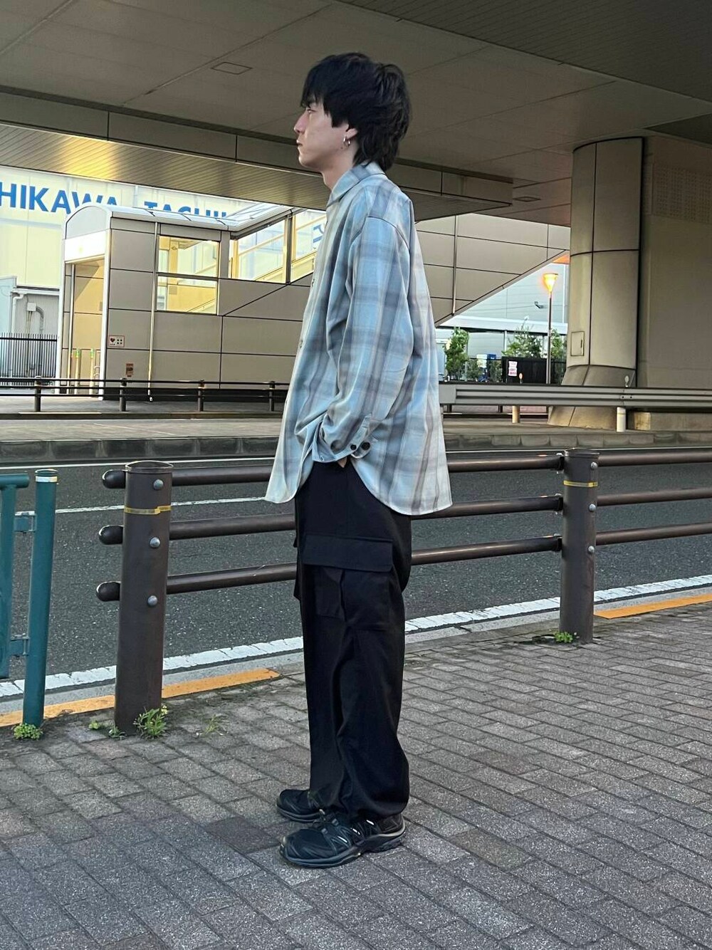 ブラック系のスニーカー、ブラック系のカーゴパンツ、ブルー系のシャツ/ブラウスを着用したメンズの夏コーディネートの3枚目の写真