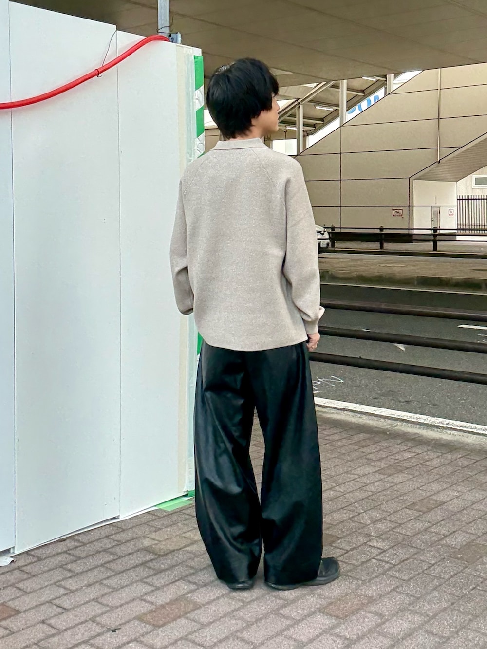 ベージュ系のニット/セーター、ブラック系のその他パンツを着用したメンズの秋コーディネートの3枚目の写真