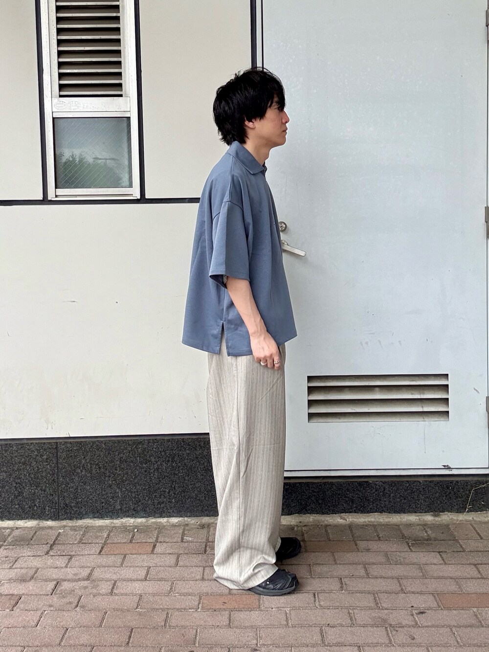 ベージュ系のその他パンツ、ブルー系のTシャツ/カットソーを着用したメンズの夏コーディネートの2枚目の写真