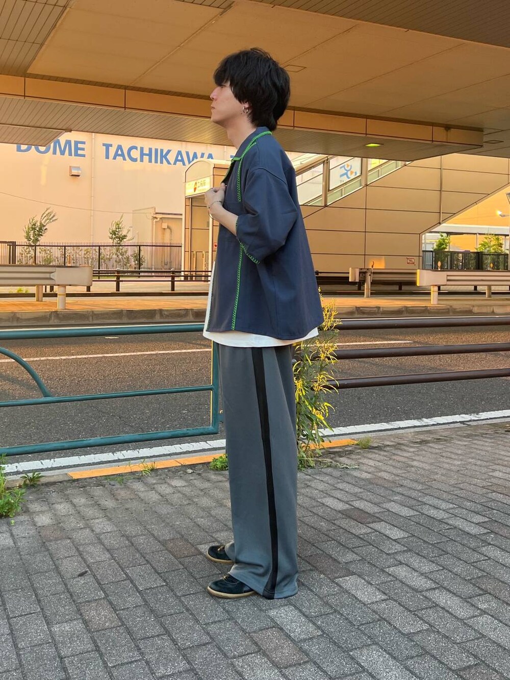 その他のその他パンツ、ホワイト系のTシャツ/カットソー、ブルー系のシャツ/ブラウスを着用したメンズの夏コーディネートの4枚目の写真