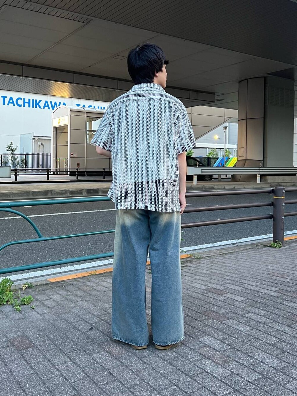 その他のシャツ/ブラウス、ホワイト系のTシャツ/カットソー、ブラック系のデニムパンツを着用したメンズの夏コーディネートの3枚目の写真