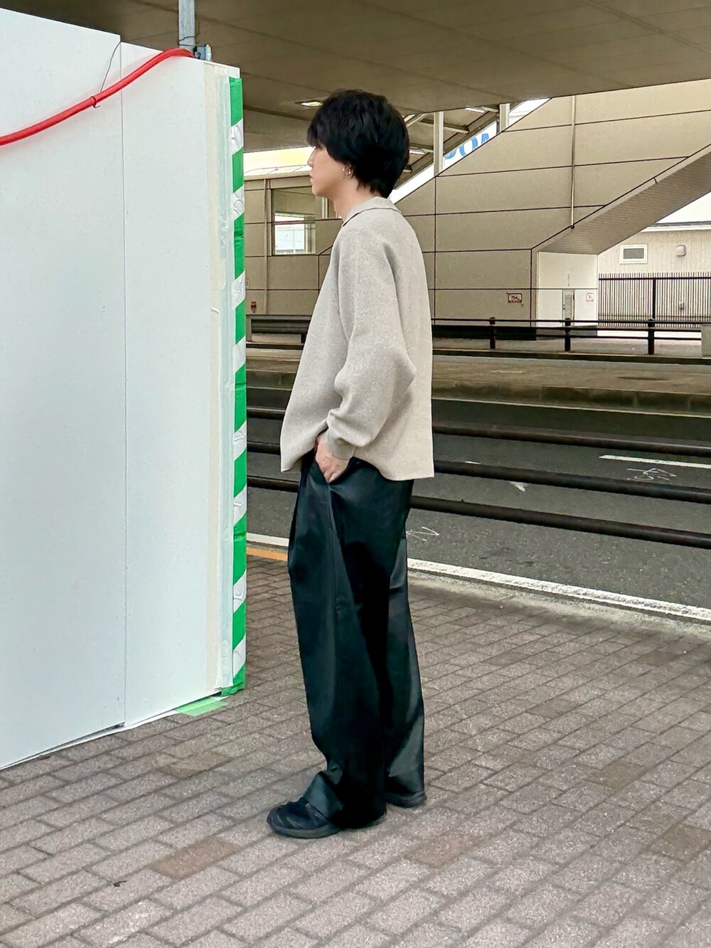 ベージュ系のニット/セーター、ブラック系のその他パンツを着用したメンズの秋コーディネートの2枚目の写真