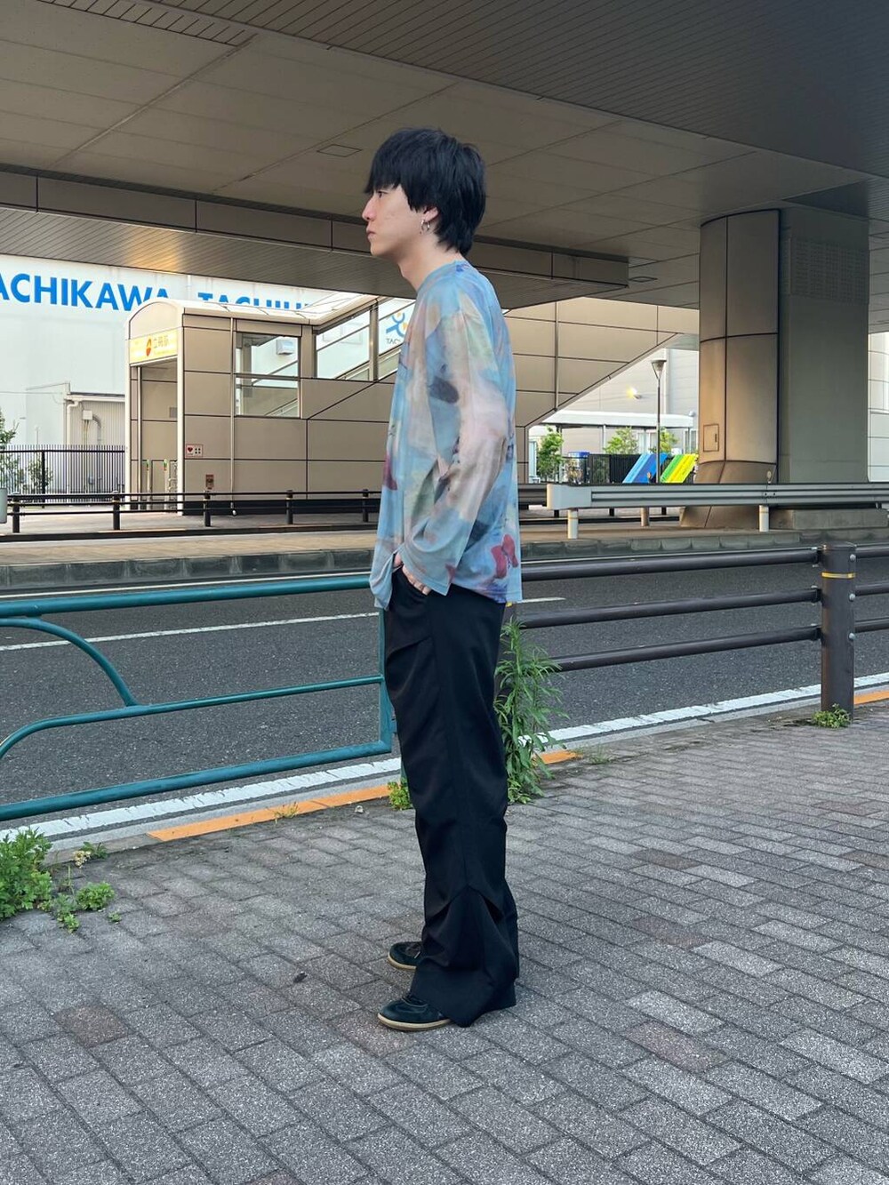 ブラック系のその他パンツ、ブルー系のTシャツ/カットソーを着用したメンズの夏コーディネートの4枚目の写真