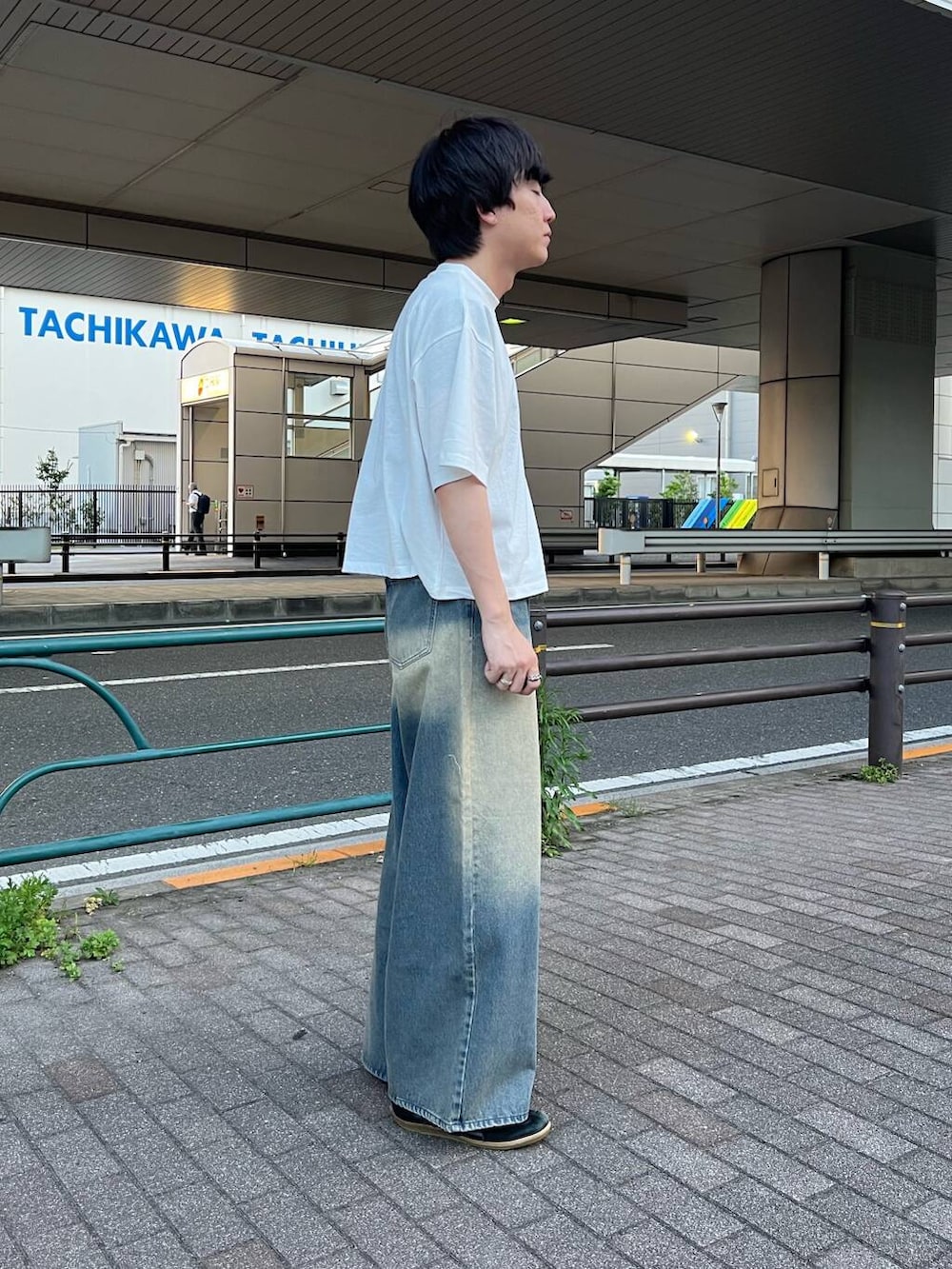 ホワイト系のTシャツ/カットソー、ブラック系のデニムパンツを着用したメンズの夏コーディネートの2枚目の写真