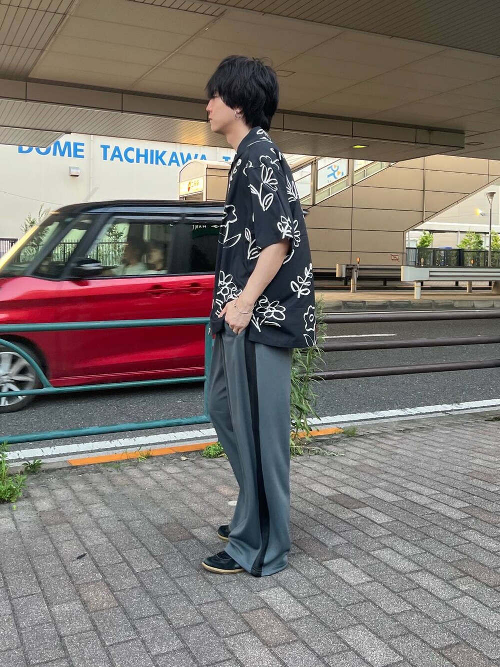 その他のその他パンツ、ブラック系のシャツ/ブラウスを着用したメンズの夏コーディネートの4枚目の写真