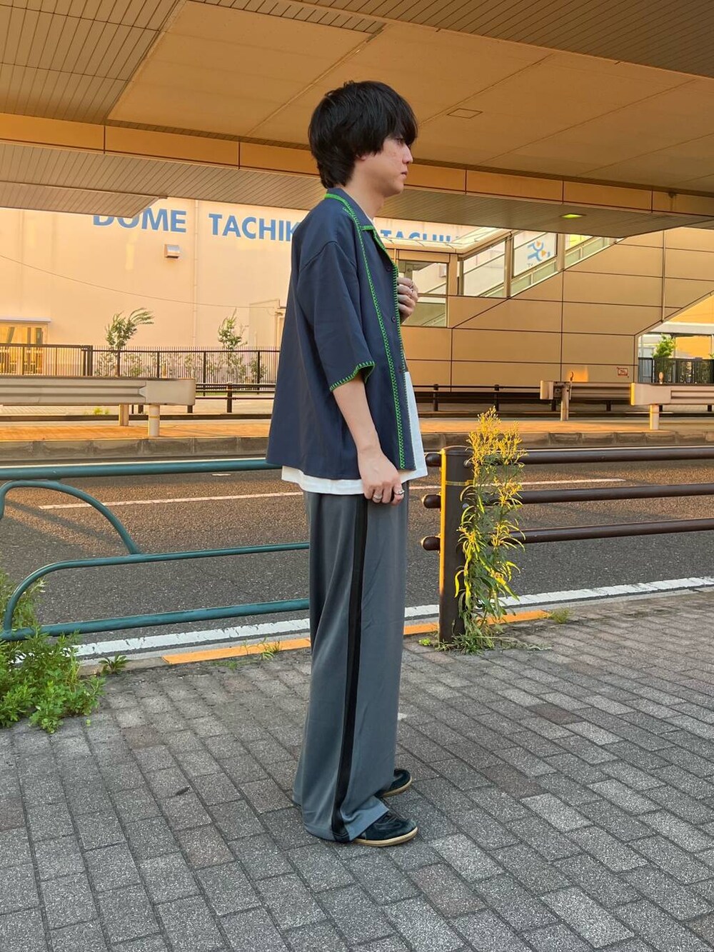 その他のその他パンツ、ホワイト系のTシャツ/カットソー、ブルー系のシャツ/ブラウスを着用したメンズの夏コーディネートの2枚目の写真