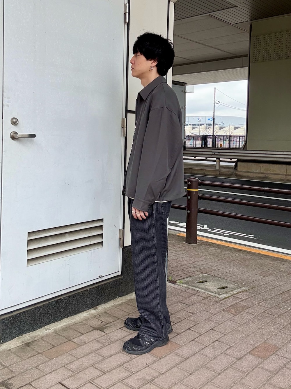 ブルー系のブルゾン、ブラック系のその他パンツ、ホワイト系のTシャツ/カットソーを着用したメンズの春コーディネートの2枚目の写真