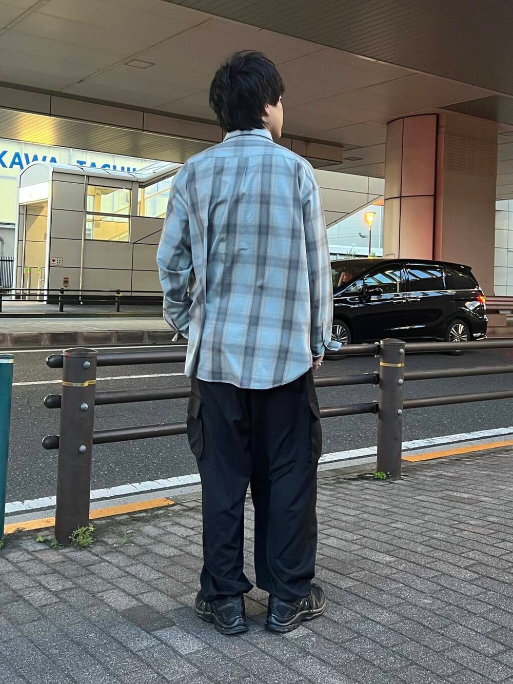 ブラック系のスニーカー、ブラック系のカーゴパンツ、ブルー系のシャツ/ブラウスを着用したメンズの夏コーディネートの2枚目の写真