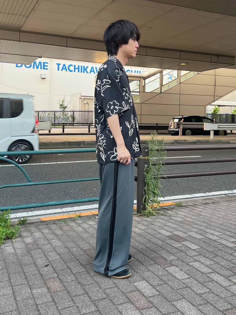 その他のその他パンツ、ブラック系のシャツ/ブラウスを着用したメンズの夏コーディネートの2枚目の写真