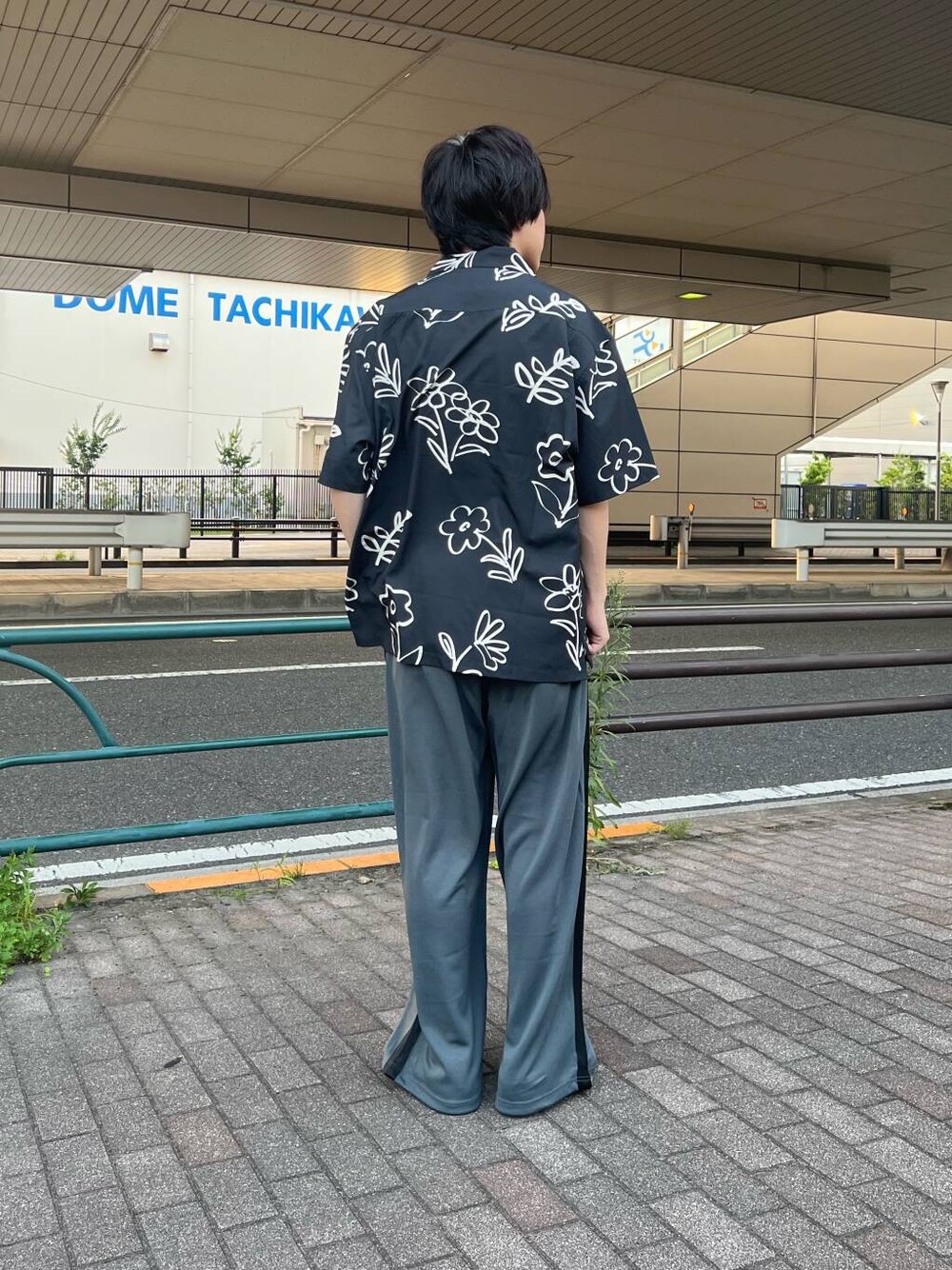 その他のその他パンツ、ブラック系のシャツ/ブラウスを着用したメンズの夏コーディネートの3枚目の写真