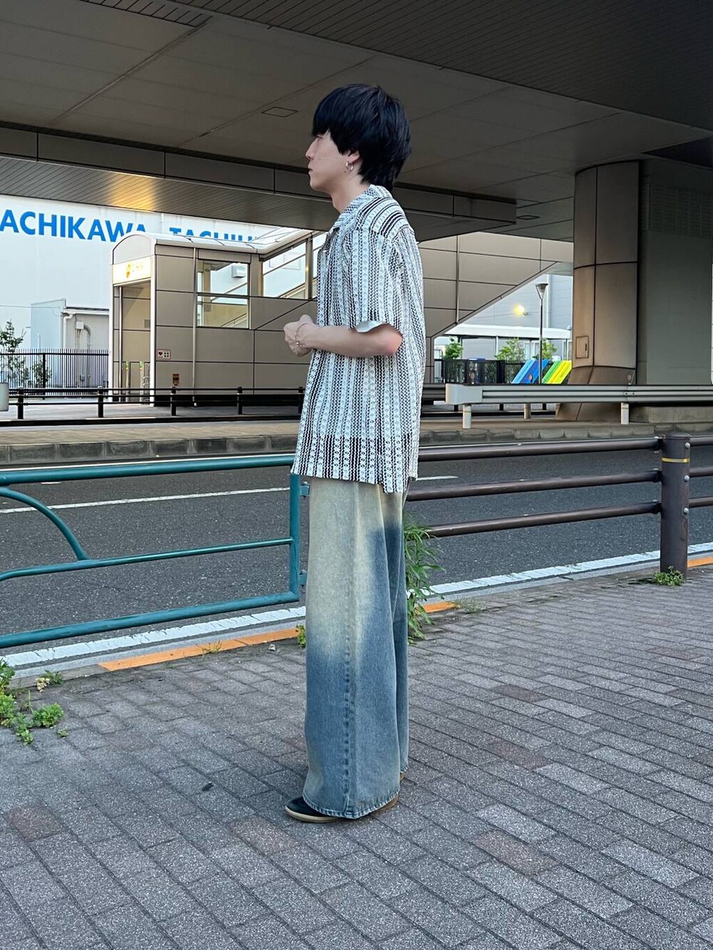 その他のシャツ/ブラウス、ホワイト系のTシャツ/カットソー、ブラック系のデニムパンツを着用したメンズの夏コーディネートの4枚目の写真