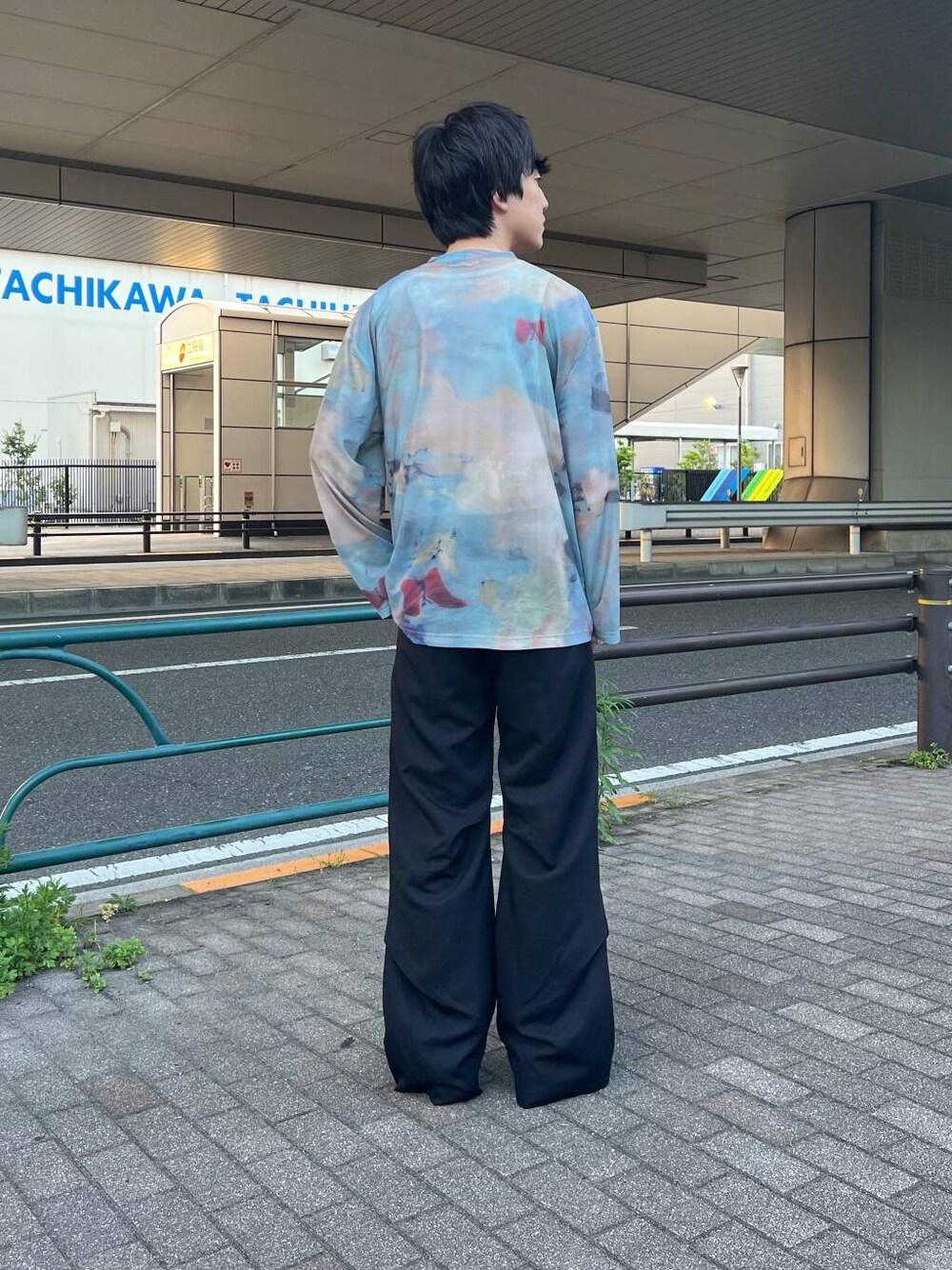 ブラック系のその他パンツ、ブルー系のTシャツ/カットソーを着用したメンズの夏コーディネートの3枚目の写真