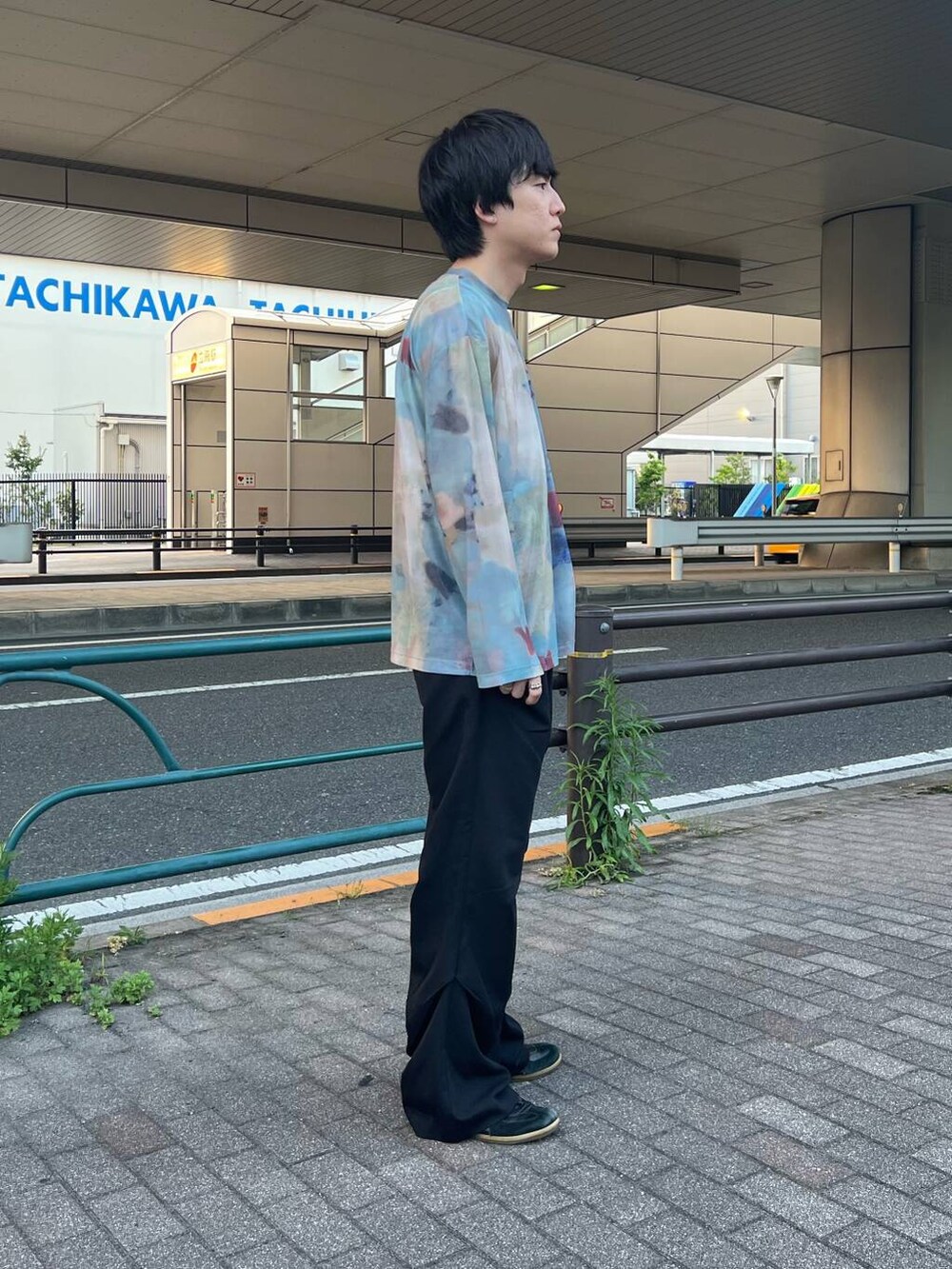 ブラック系のその他パンツ、ブルー系のTシャツ/カットソーを着用したメンズの夏コーディネートの2枚目の写真