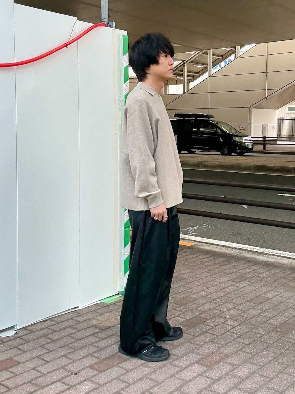 ベージュ系のニット/セーター、ブラック系のその他パンツを着用したメンズの秋コーディネートの4枚目の写真