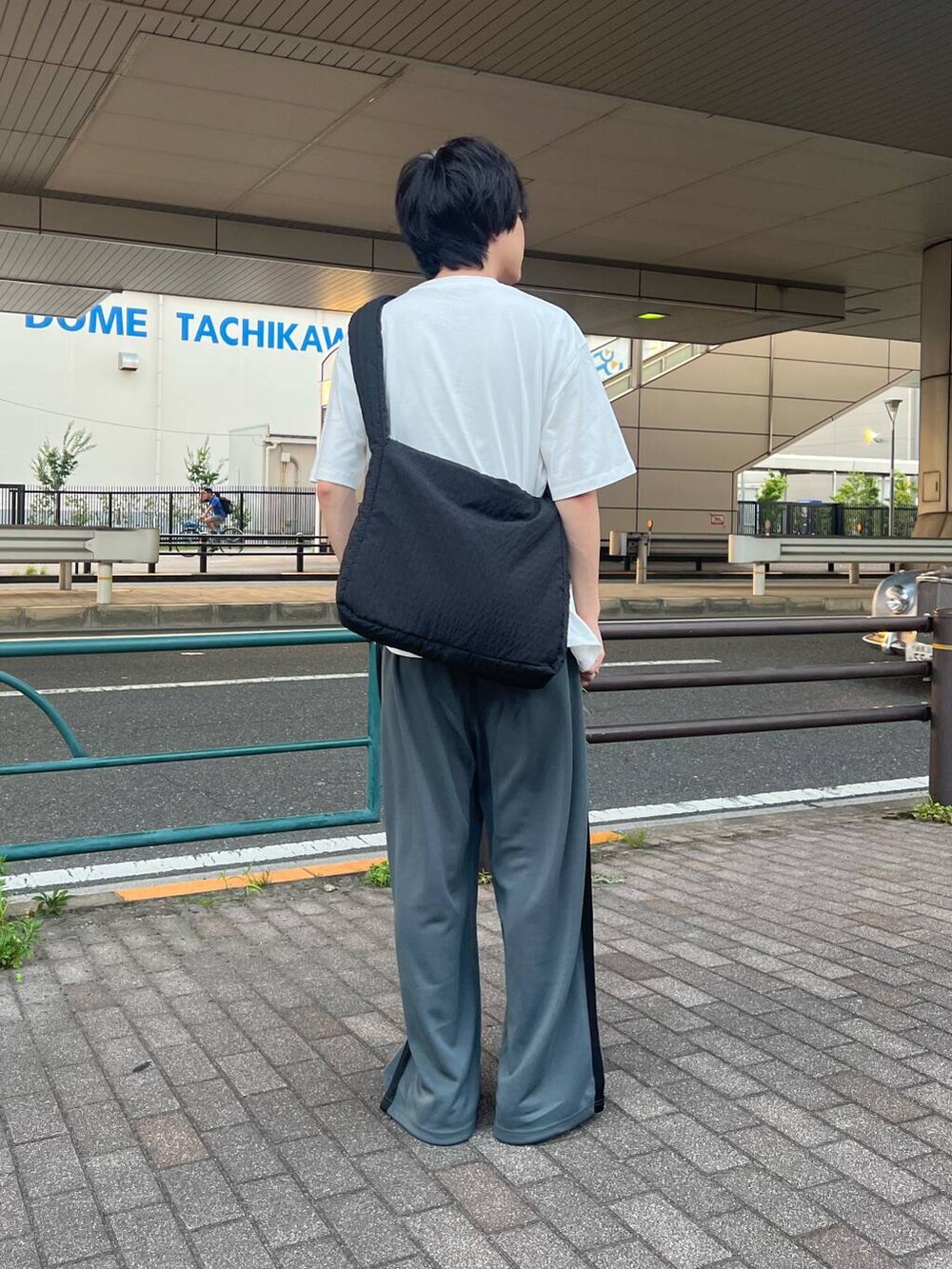 ブラック系のショルダーバッグ、その他のその他パンツ、ホワイト系のTシャツ/カットソーを着用したメンズの夏コーディネートの3枚目の写真