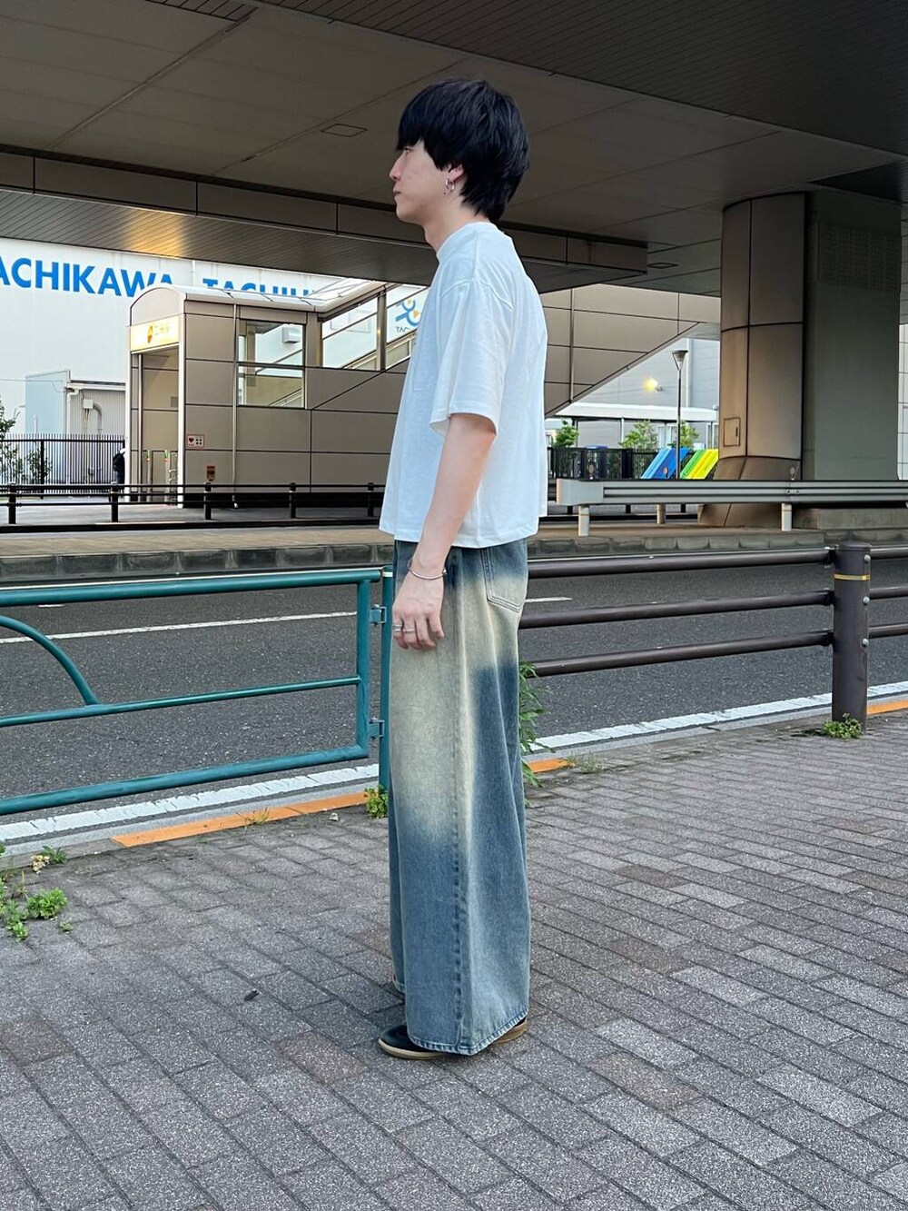 ホワイト系のTシャツ/カットソー、ブラック系のデニムパンツを着用したメンズの夏コーディネートの4枚目の写真