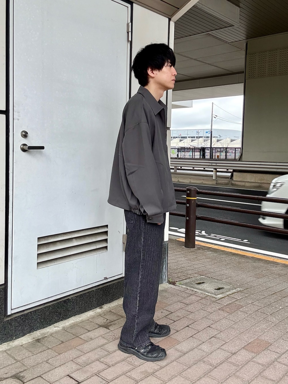ブルー系のブルゾン、ブラック系のその他パンツ、ホワイト系のTシャツ/カットソーを着用したメンズの春コーディネートの4枚目の写真