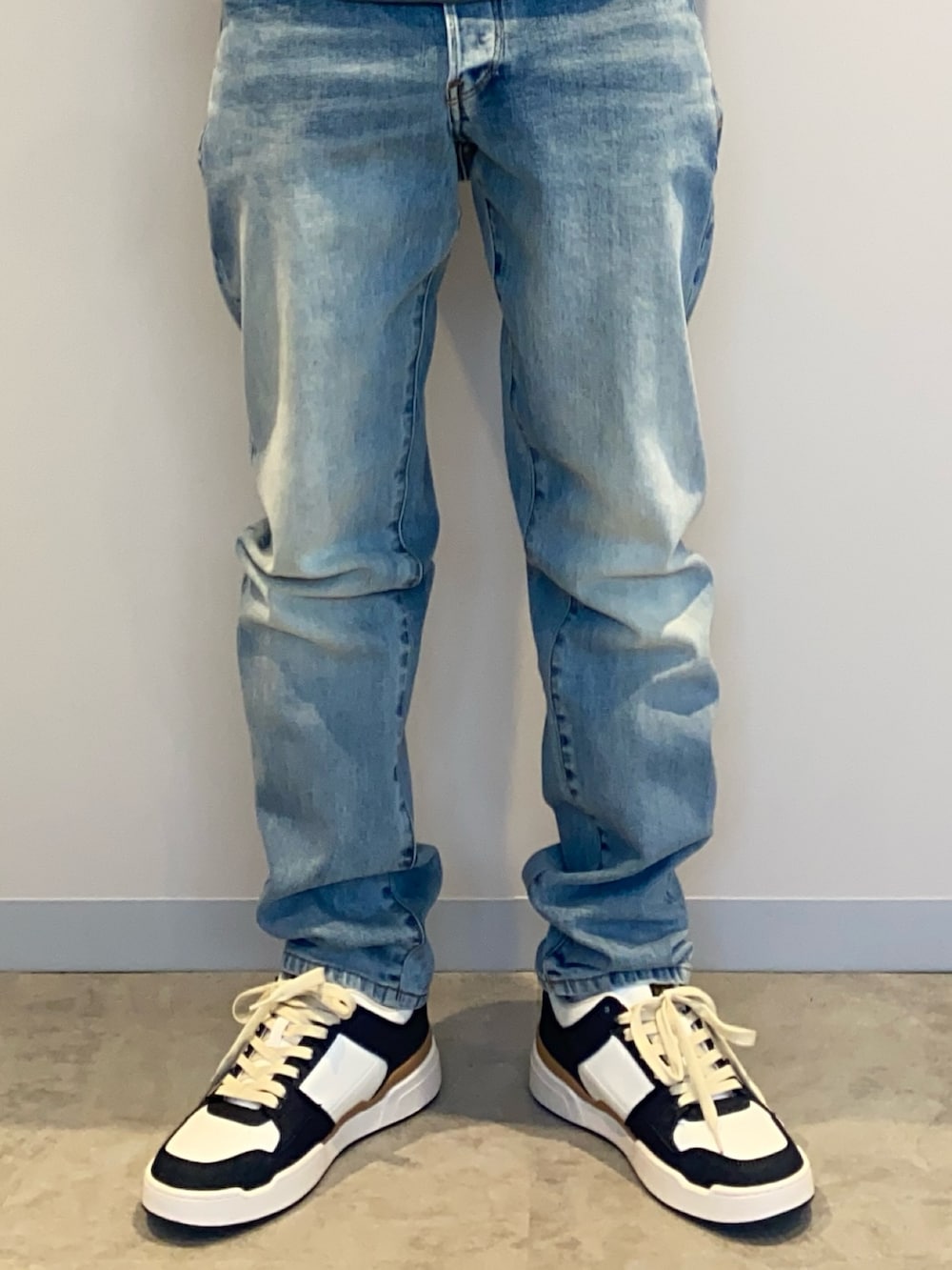 グリーン系のTシャツ/カットソー、ブルー系のデニムパンツ、その他のスニーカーを着用したメンズの夏コーディネートの3枚目の写真