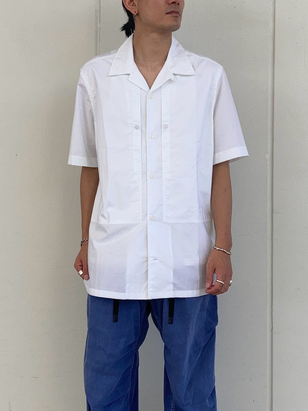 ホワイト系のシャツ/ブラウス、ブルー系のデニムパンツ、ホワイト系のソックス/靴下を着用したメンズの夏コーディネートの2枚目の写真