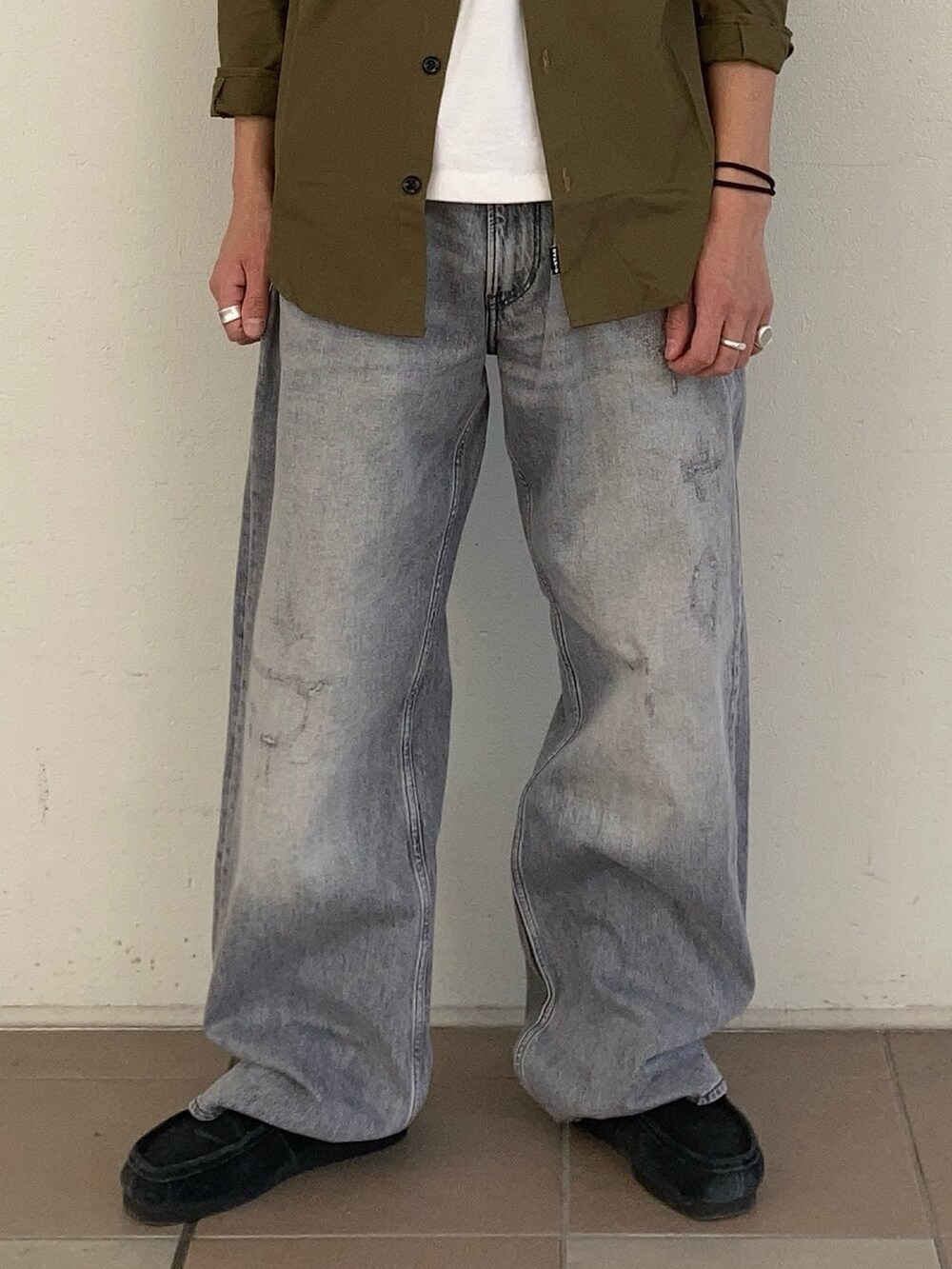 グリーン系のシャツ/ブラウス、グレー系のデニムパンツを着用したメンズの春コーディネートの3枚目の写真