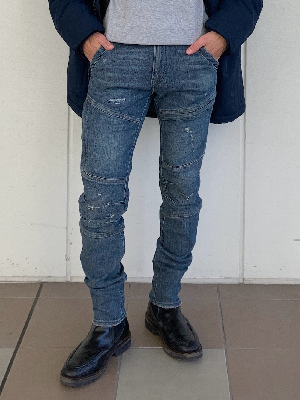 ブルー系のダウンジャケット/コート、ブルー系のデニムパンツ、ブラック系のブーツを着用したメンズの冬コーディネートの3枚目の写真