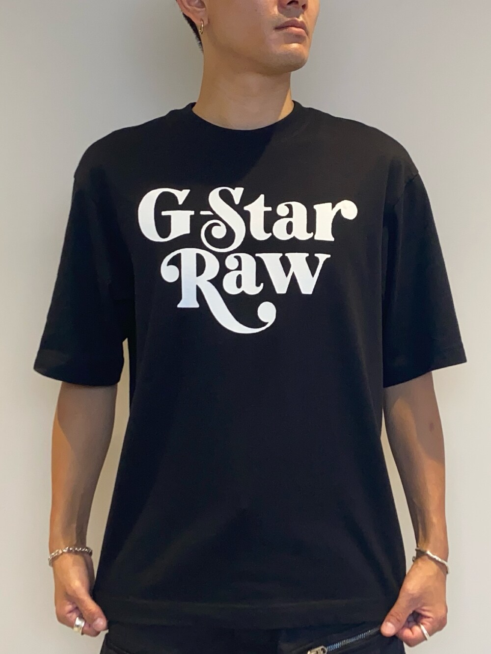 ブラック系のTシャツ/カットソー、ブラック系のその他パンツを着用したメンズの夏コーディネートの2枚目の写真