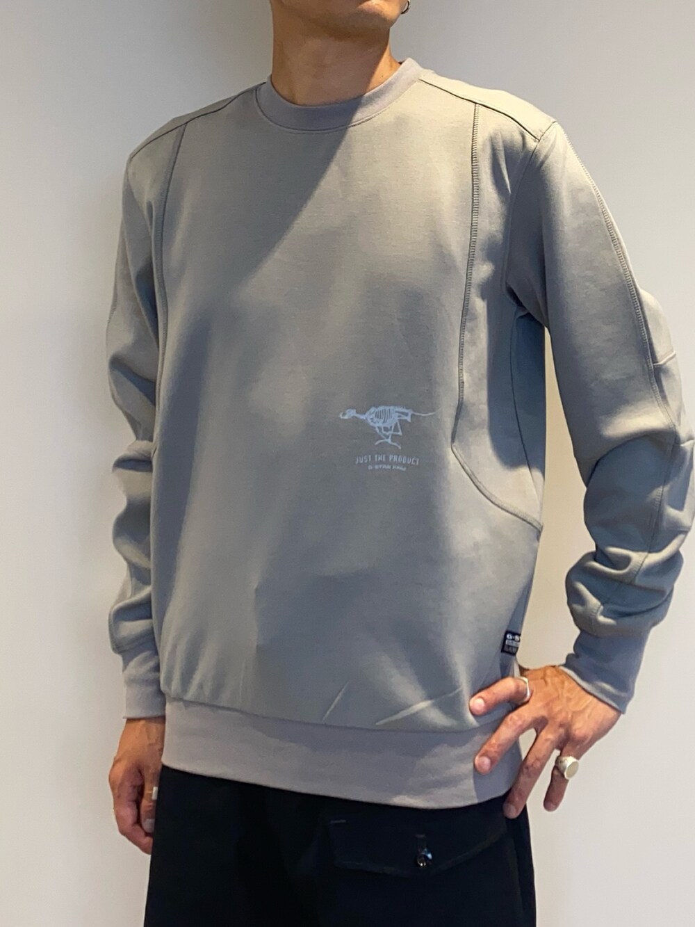 グレー系のTシャツ/カットソー、ブラック系のその他パンツを着用したメンズの夏コーディネートの2枚目の写真