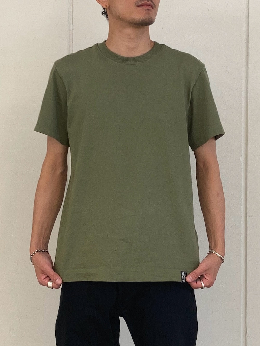 ブラック系のシャツ/ブラウス、グリーン系のTシャツ/カットソー、ブラック系のデニムパンツを着用したメンズの夏コーディネートの2枚目の写真