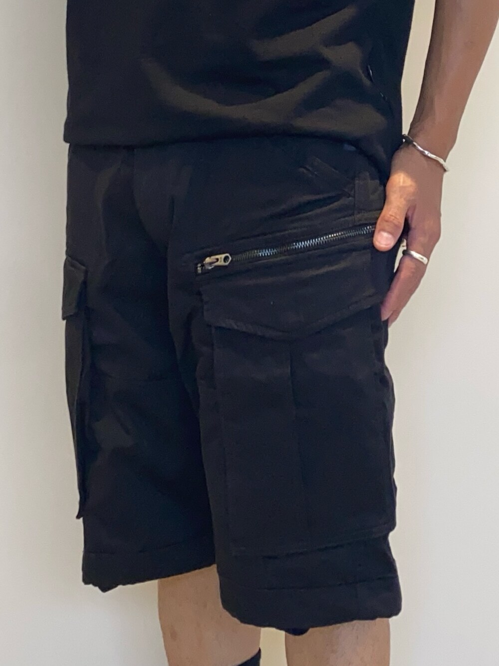 ブラック系のTシャツ/カットソー、ブラック系のその他パンツを着用したメンズの夏コーディネートの3枚目の写真