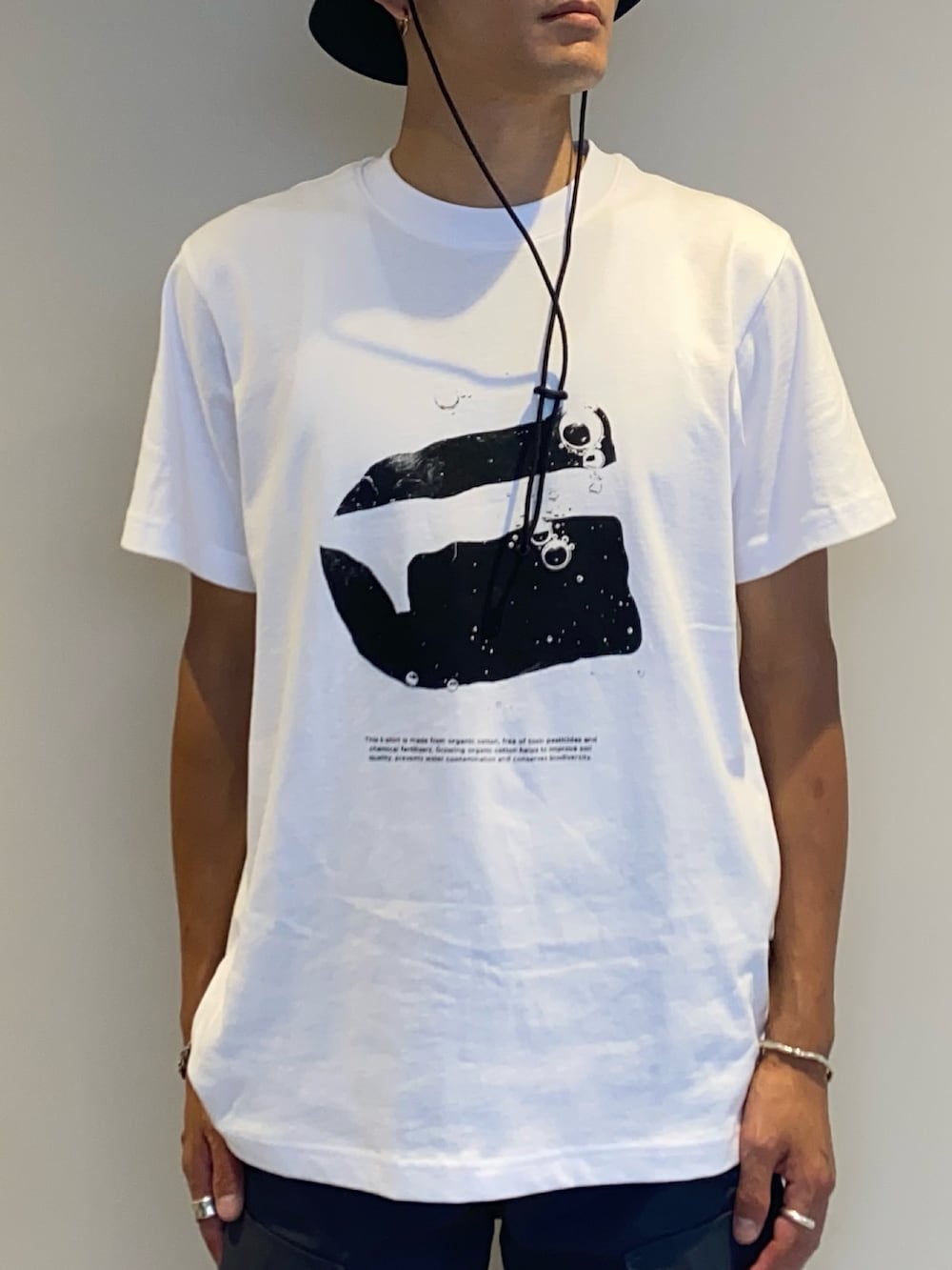 ホワイト系のTシャツ/カットソー、ブルー系のカーゴパンツ、その他のスニーカーを着用したメンズの夏コーディネートの2枚目の写真