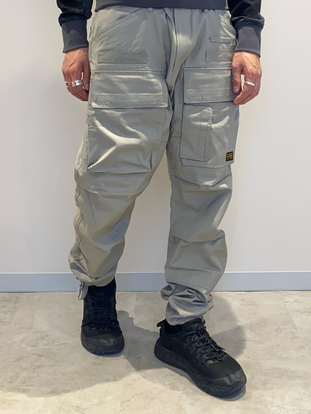 グレー系のパーカー、グレー系のカーゴパンツを着用したメンズの春コーディネートの3枚目の写真