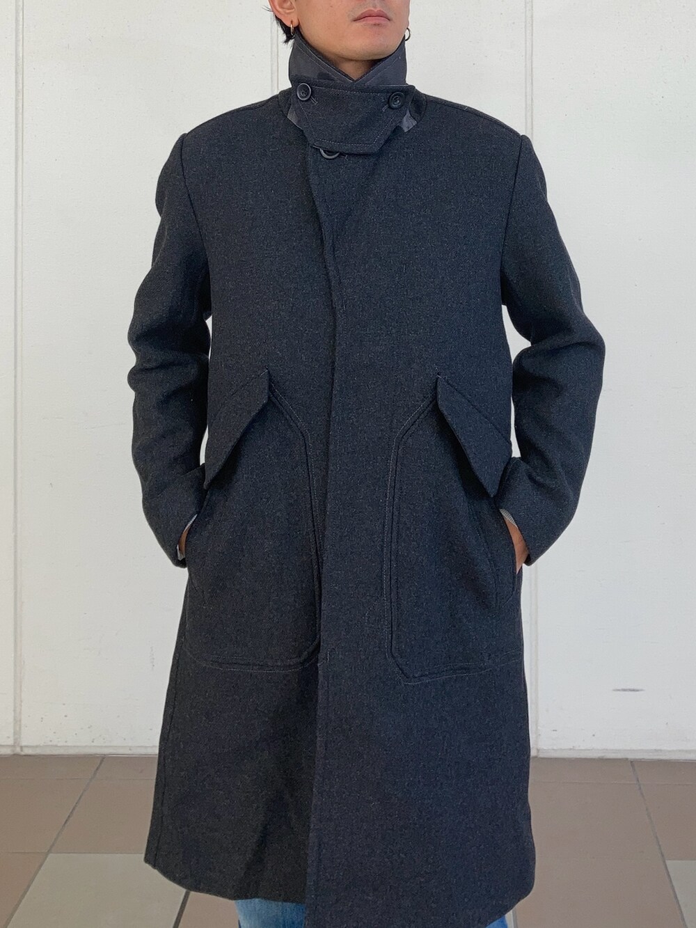 グレー系のダウンジャケット/コート、ブルー系のデニムパンツ、ブラック系のマフラーを着用したメンズの冬コーディネートの2枚目の写真