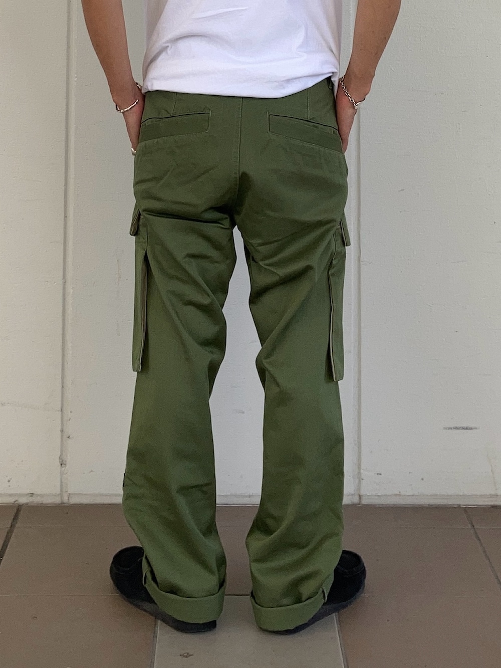 ホワイト系のTシャツ/カットソー、グリーン系のカーゴパンツ、ブラック系のソックス/靴下を着用したメンズの夏コーディネートの3枚目の写真