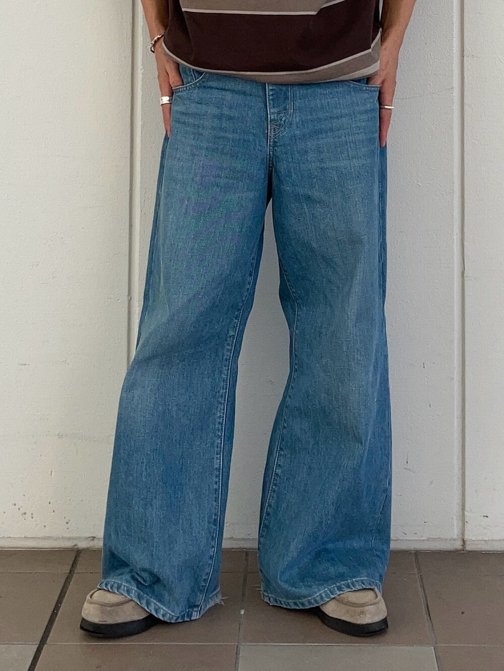 ブルー系のデニムパンツ、ブラウン系のTシャツ/カットソーを着用したメンズの夏コーディネートの3枚目の写真