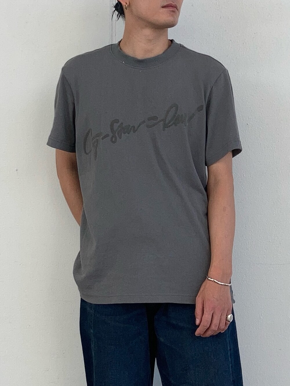 グレー系のTシャツ/カットソー、ブルー系のデニムパンツを着用したメンズの夏コーディネートの2枚目の写真