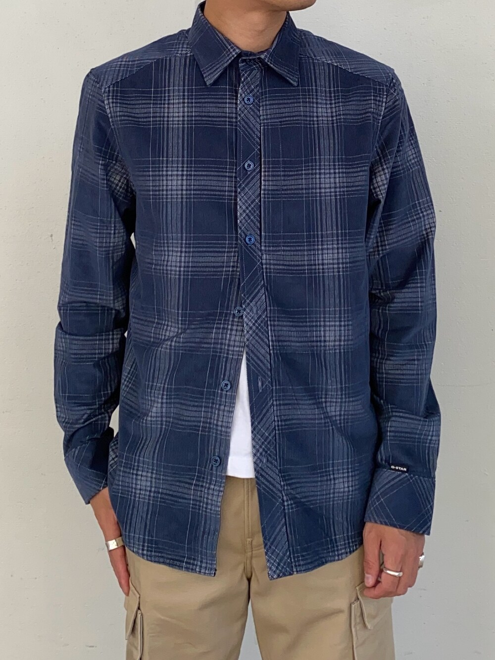 ブルー系のシャツ/ブラウス、ベージュ系のカーゴパンツを着用したメンズの秋コーディネートの2枚目の写真