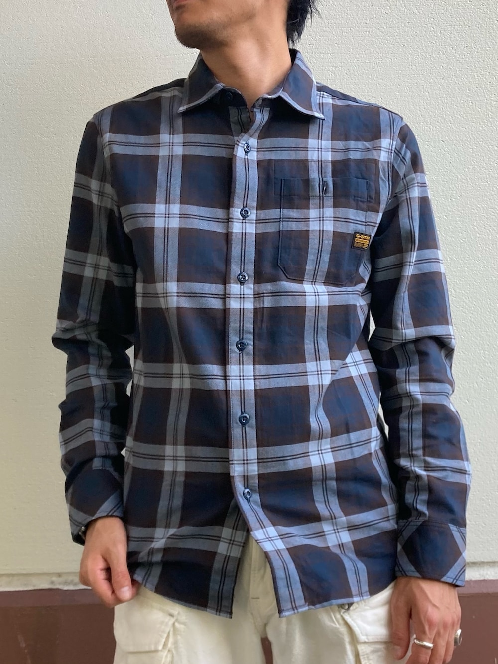 ホワイト系のデニムパンツ、その他のシャツ/ブラウス、ブラウン系のシャツ/ブラウスを着用したメンズの秋コーディネートの3枚目の写真