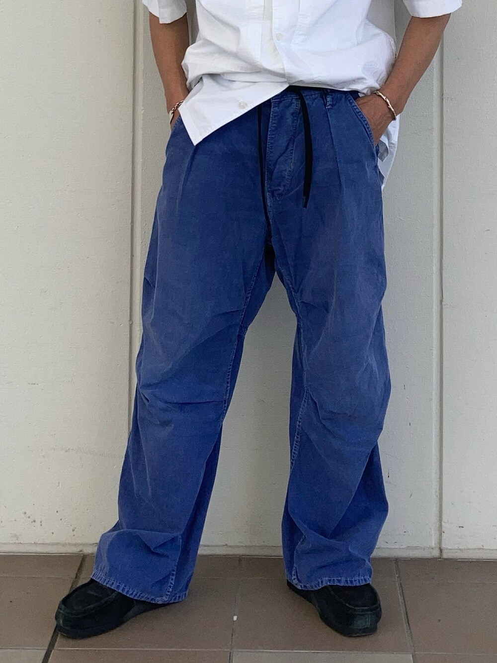 ホワイト系のシャツ/ブラウス、ブルー系のデニムパンツ、ホワイト系のソックス/靴下を着用したメンズの夏コーディネートの3枚目の写真